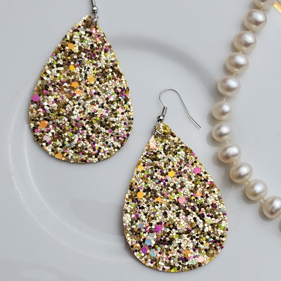 🌟5/$25 Gold Mermaid Teardrop Earrings. - Picture 3 of 3